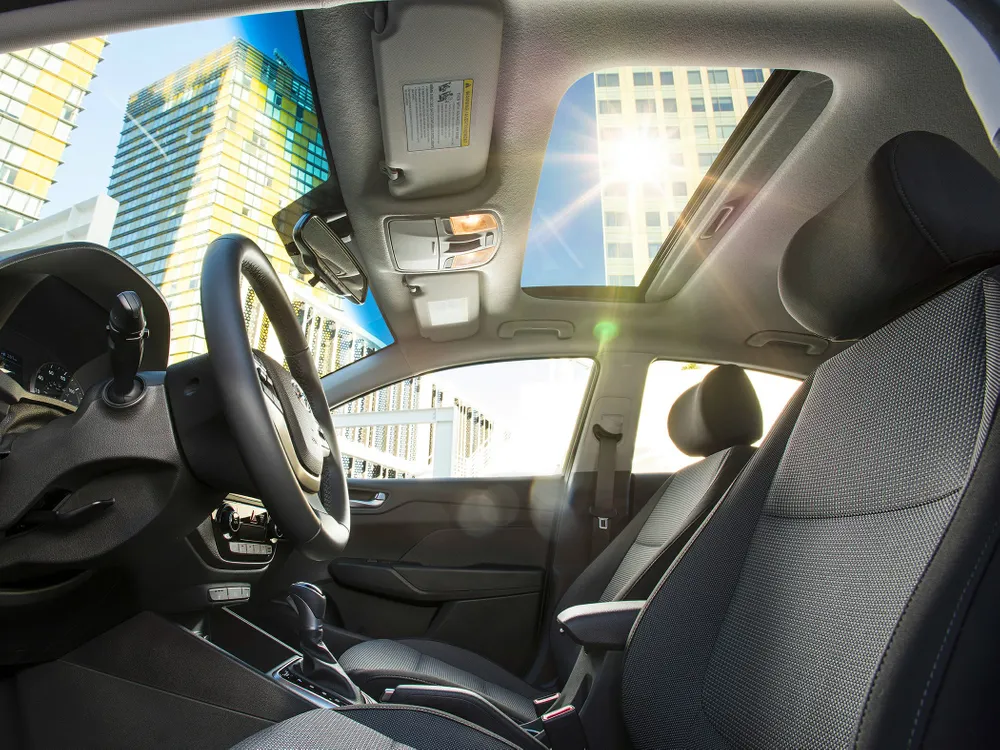 How Can Tourists Book Car Rental In Dubai No Deposit? – Kingdom Rent A Car Car sunroof outside view